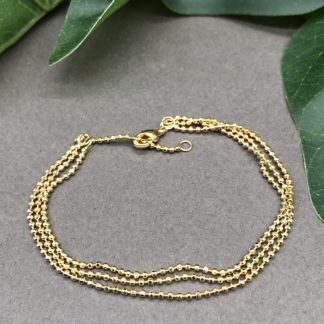 tres joli bracelet composé de 3 rangées de chaines grainées plaquées or