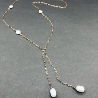 Sautoir chaine plaquée or de forme cravate agrémenté de perles d'eau douce
