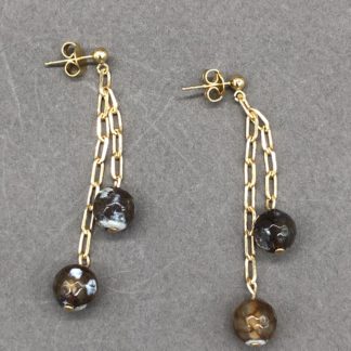 Paire de boucles d'oreilles composées d'une double chaine plaquée or terminées de 2 perles d'agates brunes