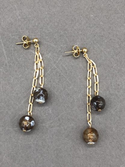 Paire de boucles d'oreilles composées d'une double chaine plaquée or terminées de 2 perles d'agates brunes