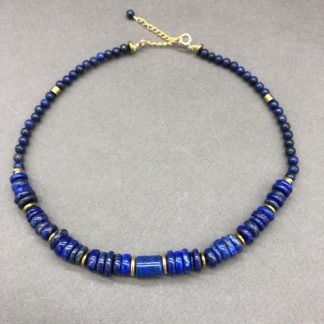 collier ras du cou en perles de lapis lazuli