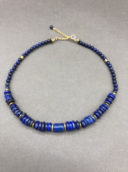 collier ras du cou en perles de lapis lazuli