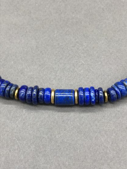 collier ras du cou en perles de lapis lazuli