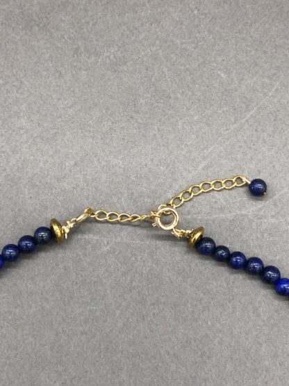 collier ras du cou en perles de lapis lazuli